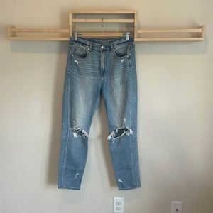 AE Distressed Light Wash Mom Jeans 8 Regular